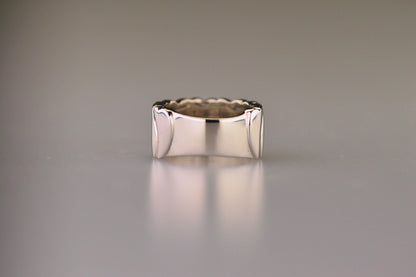 Ring 12 mm uit onze serie gedenksieraden, waar aan de bovenzijde zichtbaar as of haar verwerkt wordt in een hartje. Alle