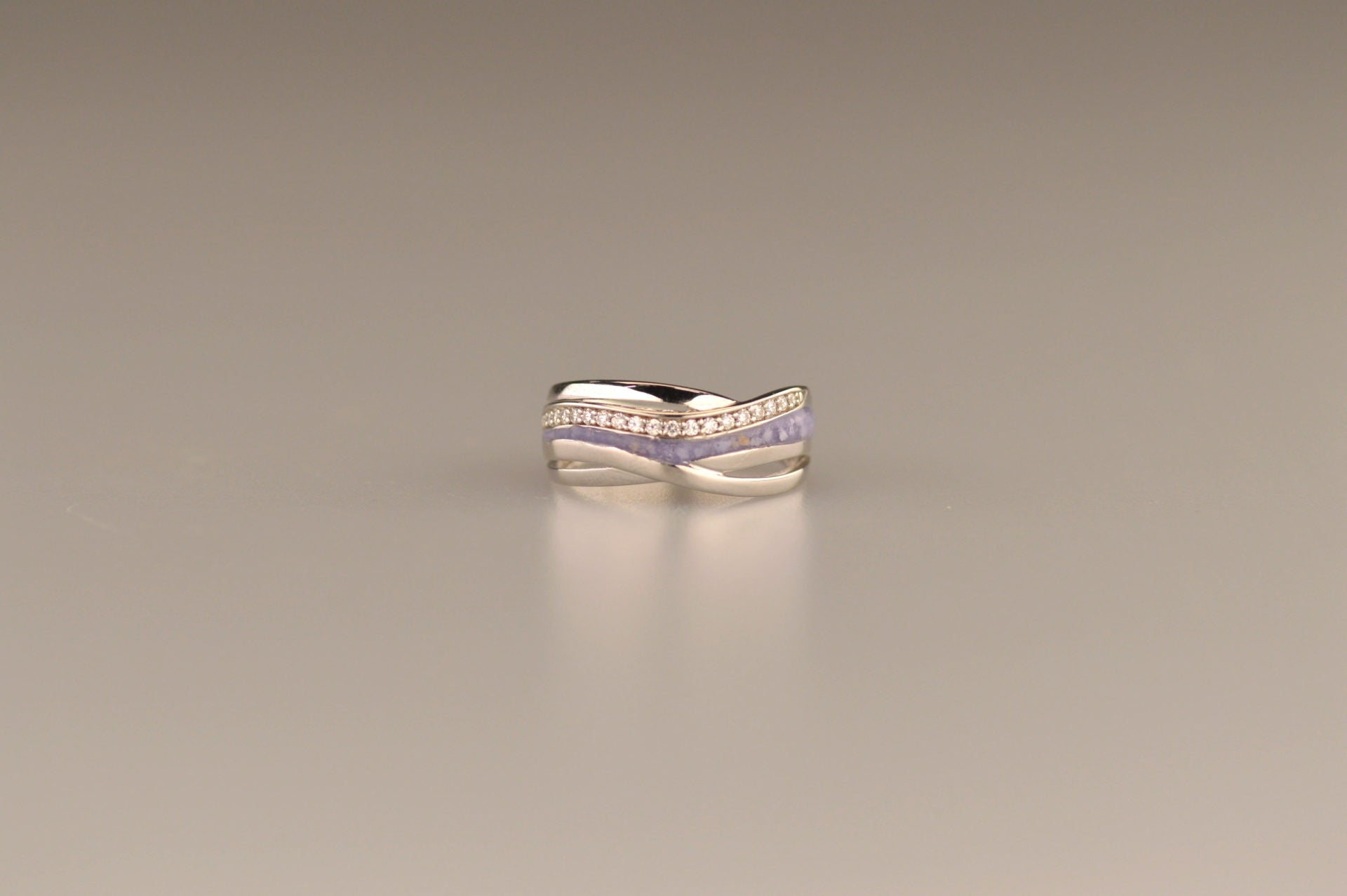 Gedenksieraad, creatieve ring 8 mm waar aan de bovenzijde zichtbaar as of haar verwerkt wordt in een deel van de ringband, een andere band is gezet met zirkonia's of diamanten naar keuze.  Alle