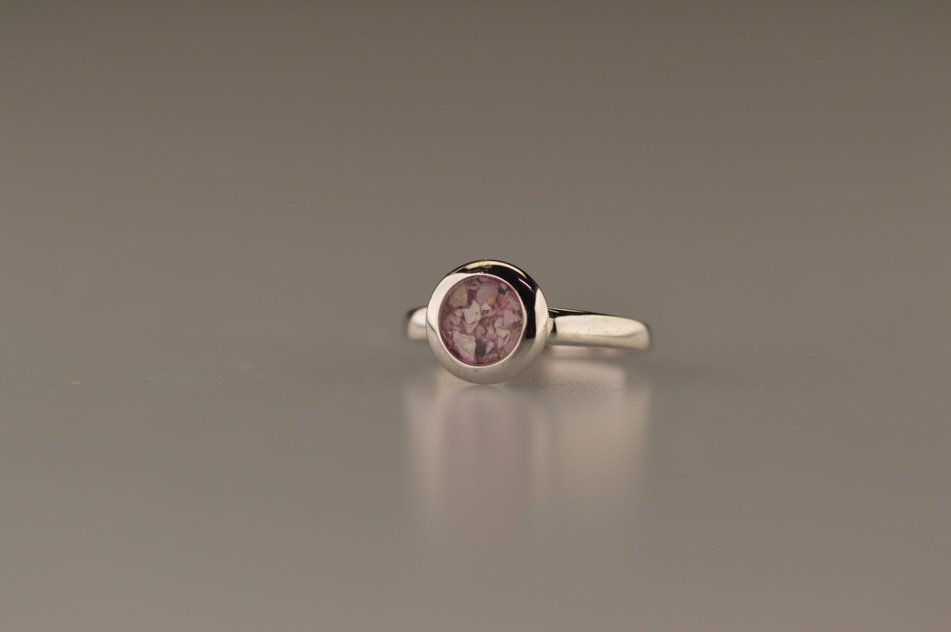 Gedenksieraad, gladde ring 3 mm waar aan de bovenzijde zichtbaar as of haar verwerkt wordt. Alle