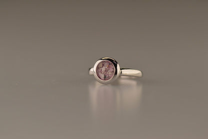 Gedenksieraad, gladde ring 3 mm waar aan de bovenzijde zichtbaar as of haar verwerkt wordt. Alle