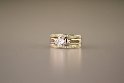 Asring 10 mm uit onze serie gedenksieraden, waar aan de bovenzijde zichtbaar as of haar verwerkt wordt in twee separate compartimenten met in het midden een zirkonia. Alle