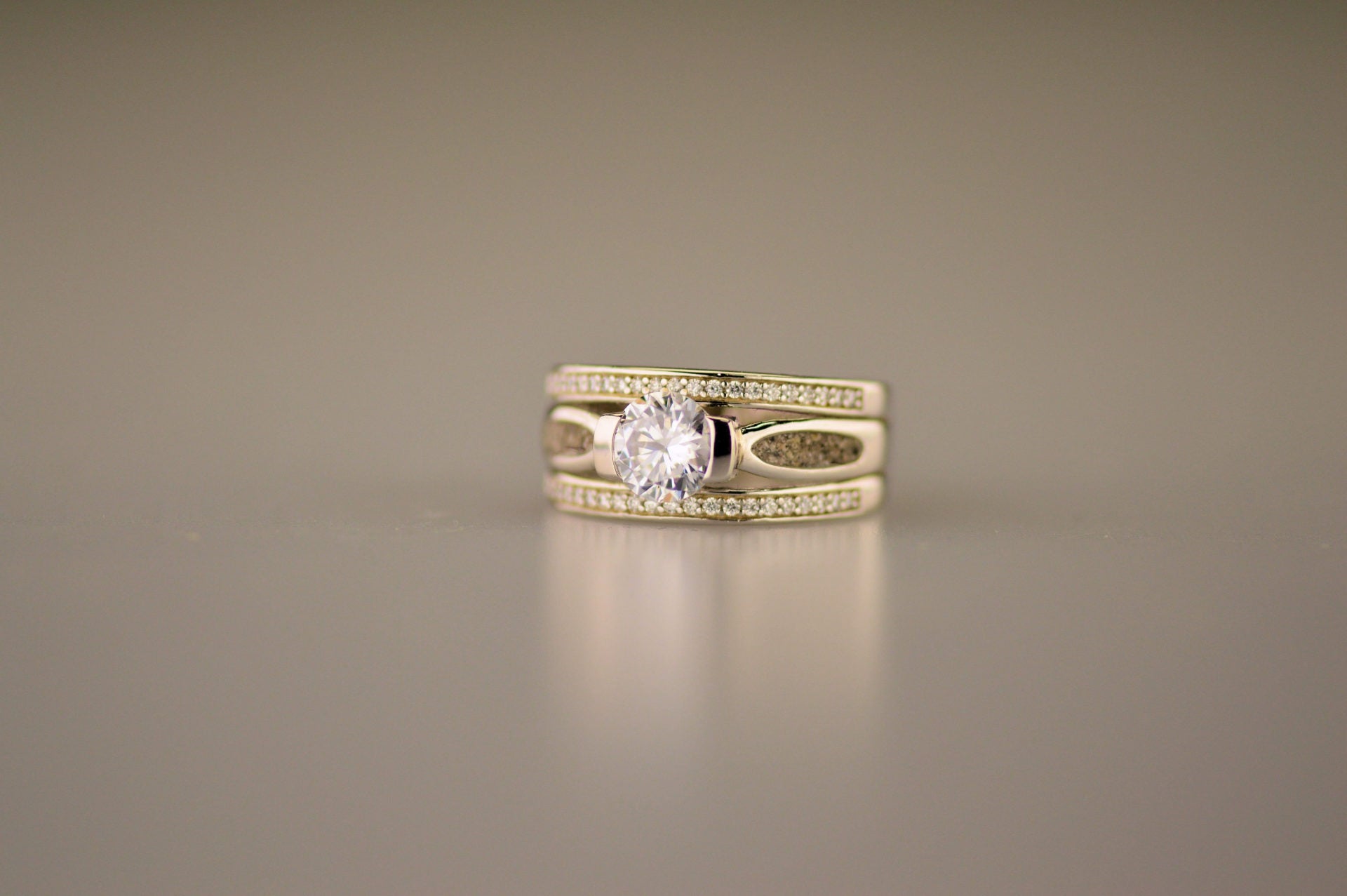 Asring 10 mm uit onze serie gedenksieraden, waar aan de bovenzijde zichtbaar as of haar verwerkt wordt in twee separate compartimenten met in het midden een zirkonia. Alle