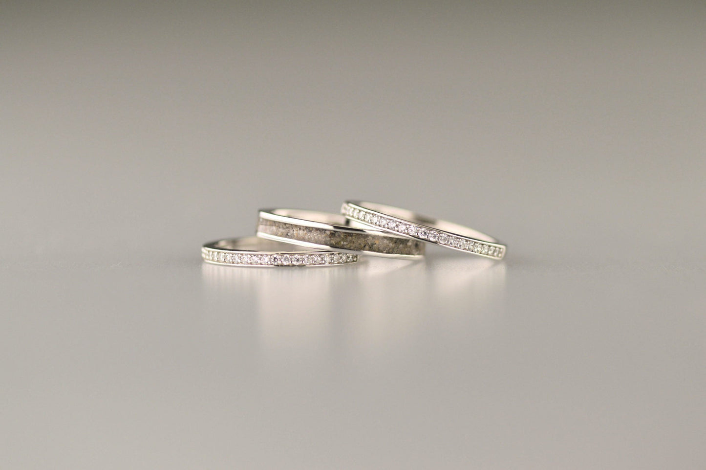 Gedenksieraad, ring 3 mm rondom zichtbaar gevuld met as of haar. De asring is leverbaar in zilver en in geelgoud/witgoud en roségoud.  Alle
