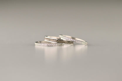 Gedenksieraad, ring 3 mm rondom zichtbaar gevuld met as of haar. De asring is leverbaar in zilver en in geelgoud/witgoud en roségoud.  Alle