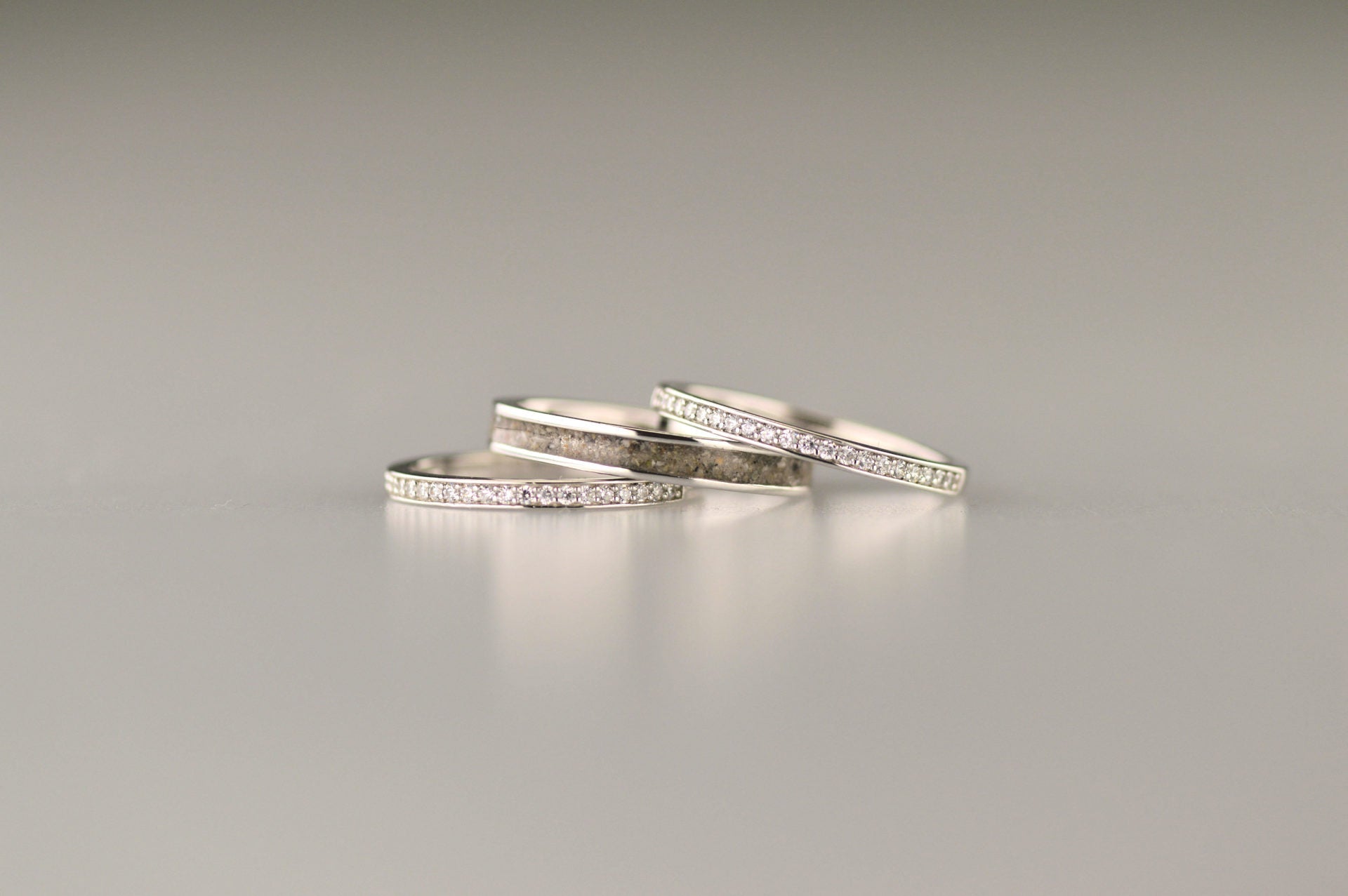 Gedenksieraad, ring 3 mm rondom zichtbaar gevuld met as of haar. De asring is leverbaar in zilver en in geelgoud/witgoud en roségoud.  Alle