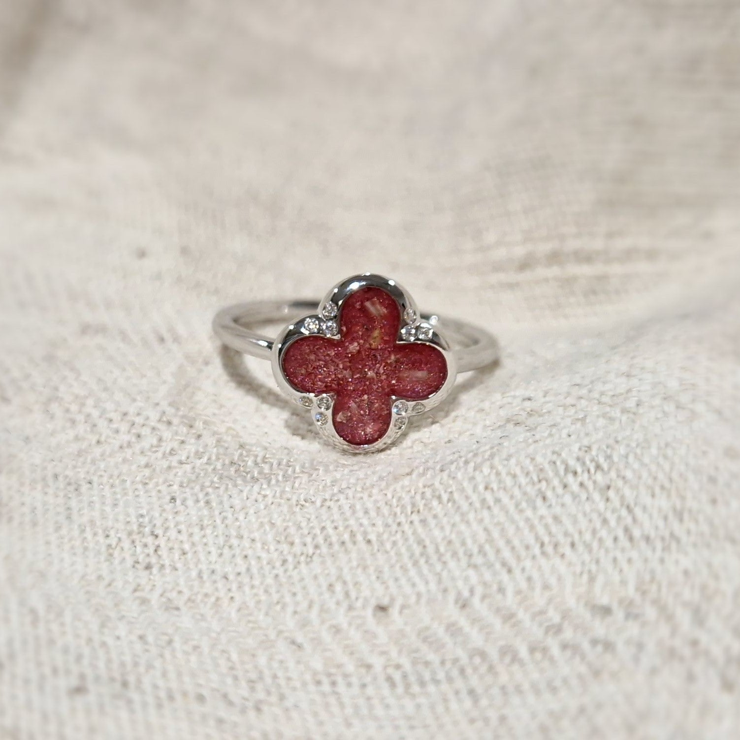 Herinneringsring 10 mm, waar zichtbaar as of haar verwerkt wordt in het sierlijke ronde ornamentje. Alle