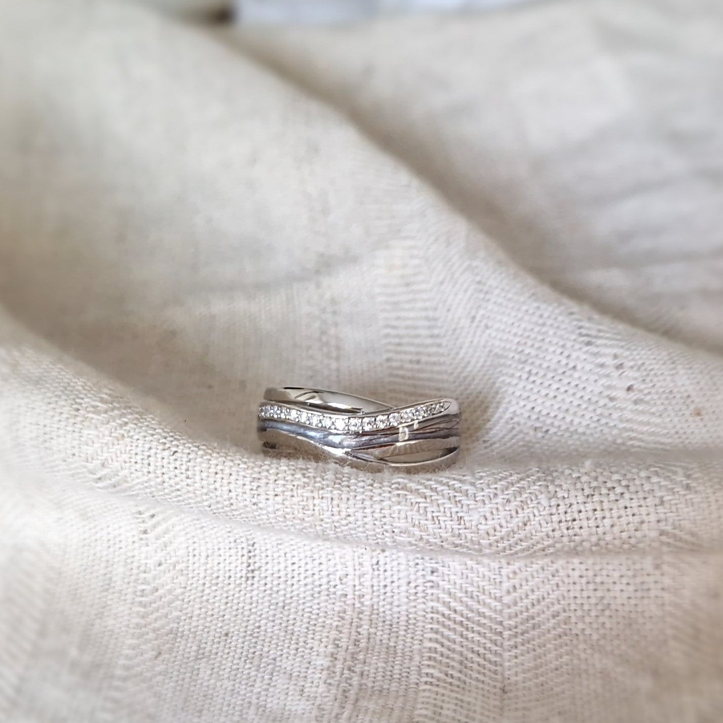 Gedenksieraad, creatieve ring 8 mm waar aan de bovenzijde zichtbaar as of haar verwerkt wordt in een deel van de ringband, een andere band is gezet met zirkonia's of diamanten naar keuze.  Alle