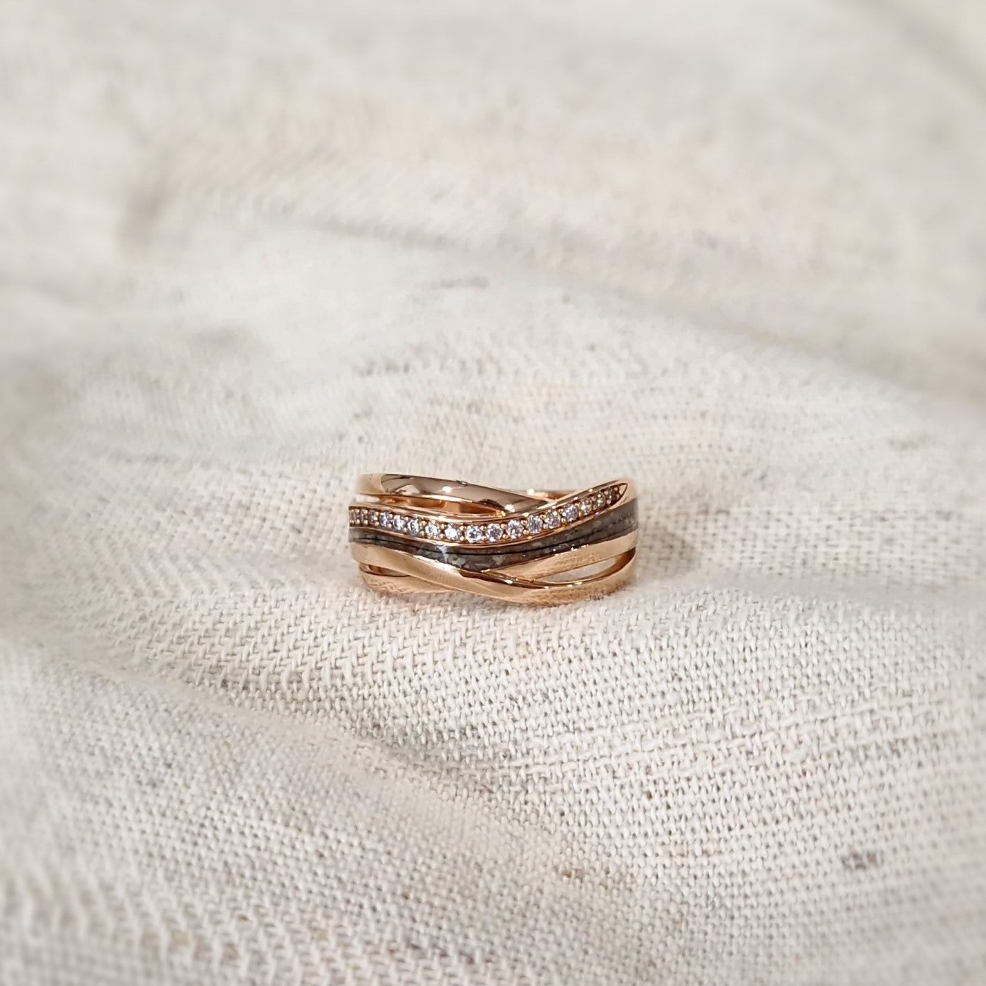 Gedenksieraad, creatieve ring 8 mm waar aan de bovenzijde zichtbaar as of haar verwerkt wordt in een deel van de ringband, een andere band is gezet met zirkonia's of diamanten naar keuze.  Alle