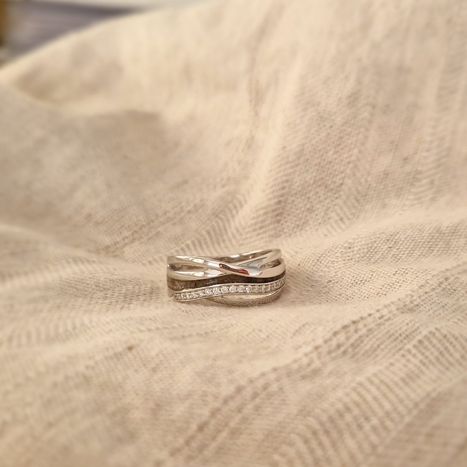 Gedenksieraad, creatieve ring 8 mm waar aan de bovenzijde zichtbaar as of haar verwerkt wordt in een deel van de ringband, een andere band is gezet met zirkonia's of diamanten naar keuze.  Alle