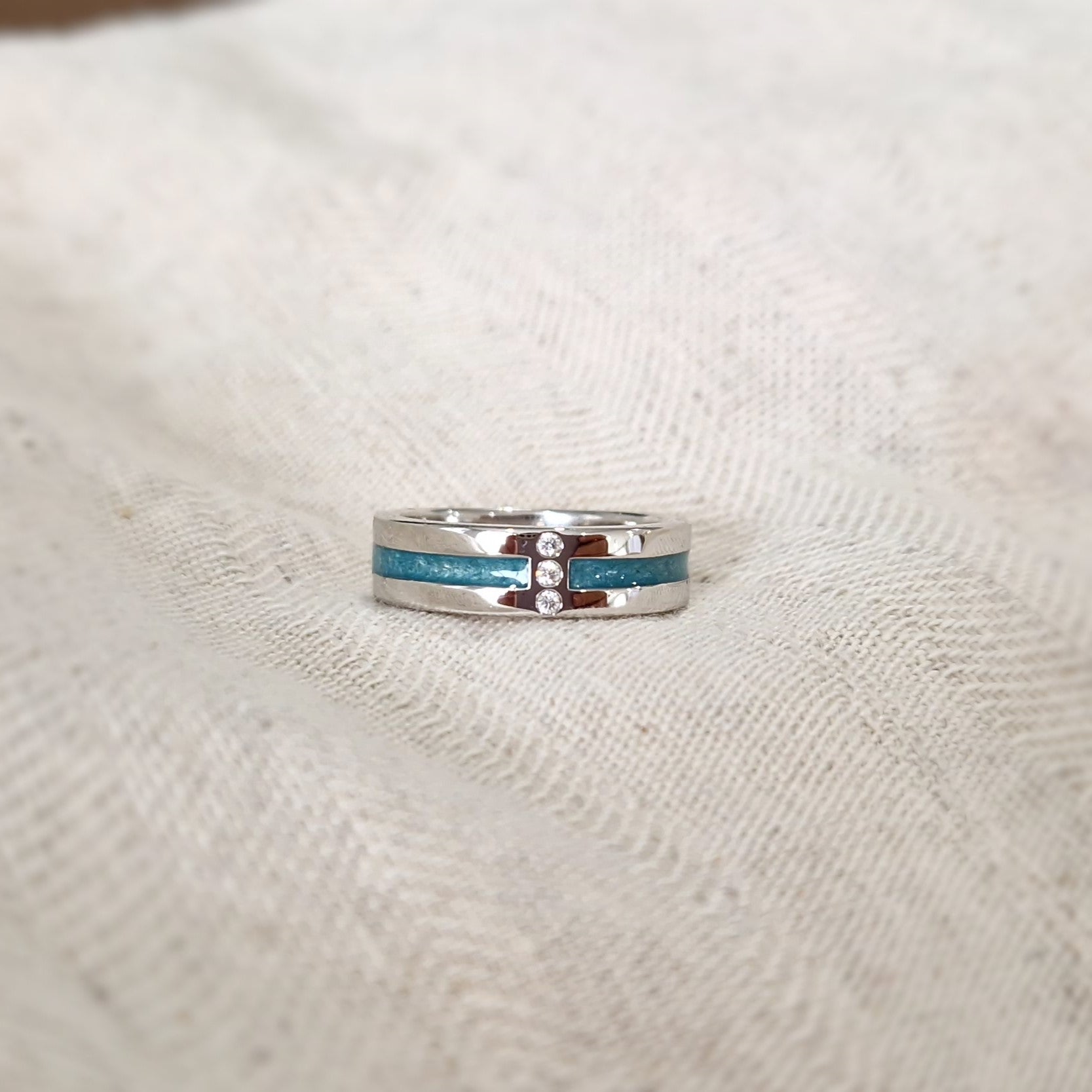 Asring 6 mm uit onze serie gedenksieraden, waar zichtbaar as of haar verwerkt wordt in twee separate compartimenten met in het midden drie stuks zirkonia's of diamanten naar keuze. Alle