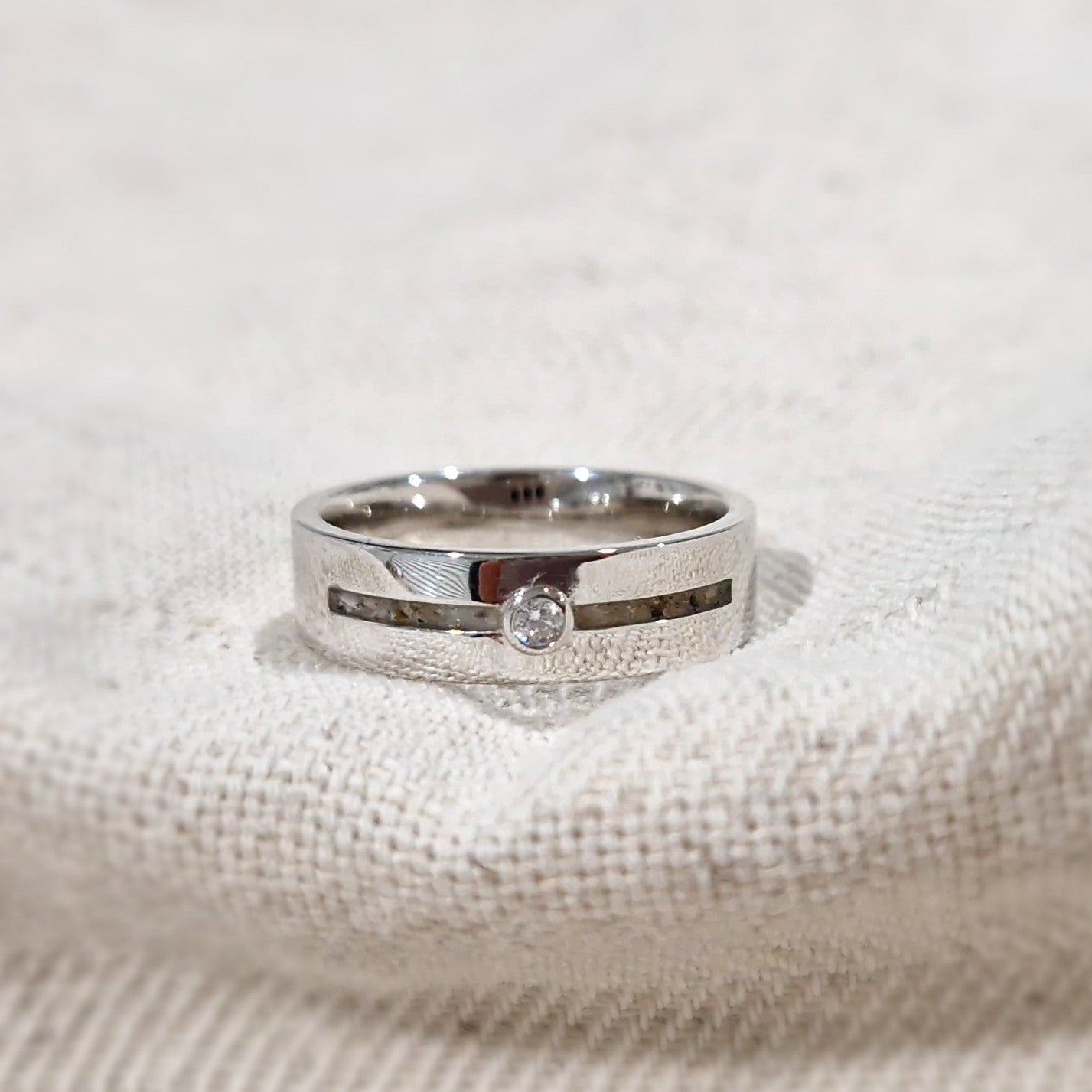 Asring 5 mm uit onze serie gedenksieraden, waar zichtbaar as of haar verwerkt wordt in twee separate compartimenten met in het midden een zirkonia of diamant naar keuze. Alle