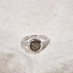 Gedenksieraad, ring 3 mm waar aan de bovenzijde zichtbaar as of haar verwerkt wordt. In de bovenste helft van de ringband zijn zirkonia's of diamanten naar keuze gezet. Alle