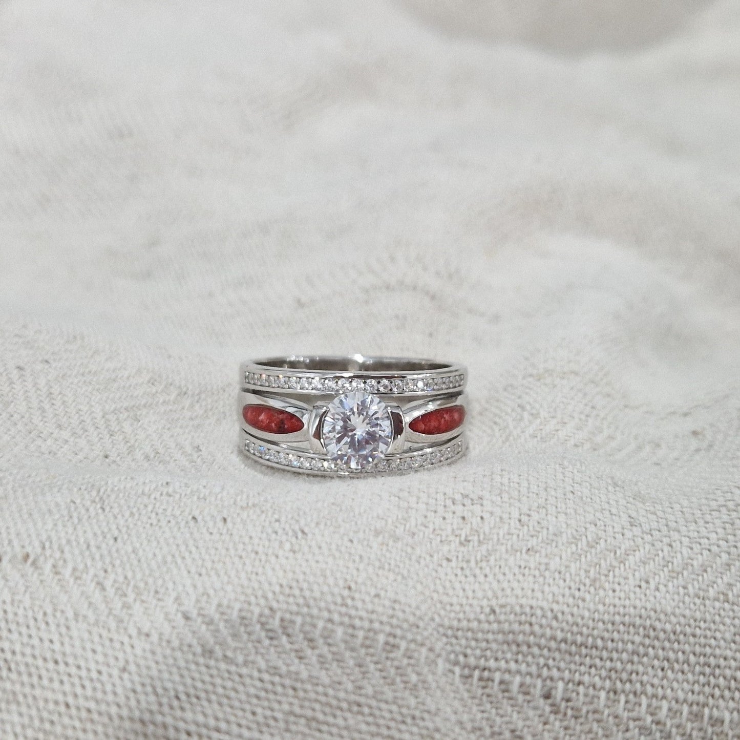 Asring 10 mm uit onze serie gedenksieraden, waar aan de bovenzijde zichtbaar as of haar verwerkt wordt in twee separate compartimenten met in het midden een zirkonia. Alle