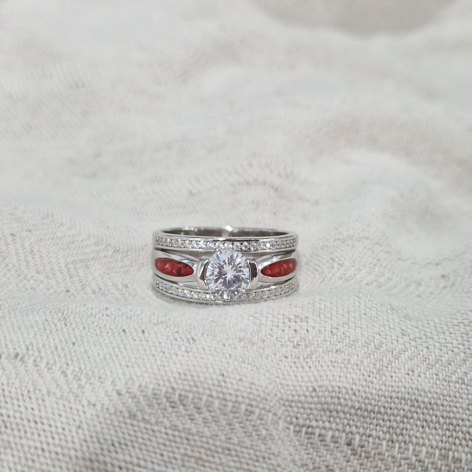 Asring 10 mm uit onze serie gedenksieraden, waar aan de bovenzijde zichtbaar as of haar verwerkt wordt in twee separate compartimenten met in het midden een zirkonia. Alle