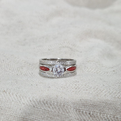 Asring 10 mm uit onze serie gedenksieraden, waar aan de bovenzijde zichtbaar as of haar verwerkt wordt in twee separate compartimenten met in het midden een zirkonia. Alle