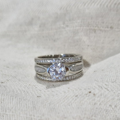 Asring 10 mm uit onze serie gedenksieraden, waar aan de bovenzijde zichtbaar as of haar verwerkt wordt in twee separate compartimenten met in het midden een zirkonia. Alle