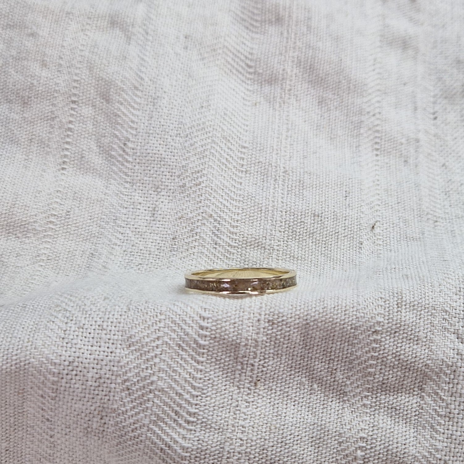 Gedenksieraad, ring 3 mm rondom zichtbaar gevuld met as of haar. De asring is leverbaar in zilver en in geelgoud/witgoud en roségoud.  Alle