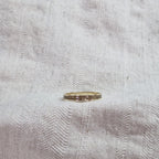 Gedenksieraad, ring 3 mm rondom zichtbaar gevuld met as of haar. De asring is leverbaar in zilver en in geelgoud/witgoud en roségoud.  Alle