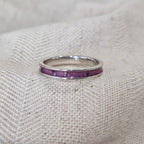 Gedenksieraad, ring 3 mm rondom zichtbaar gevuld met as of haar. De asring is leverbaar in zilver en in geelgoud/witgoud en roségoud.  Alle