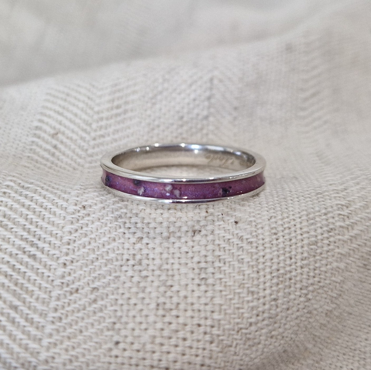 Gedenksieraad, ring 3 mm rondom zichtbaar gevuld met as of haar. De asring is leverbaar in zilver en in geelgoud/witgoud en roségoud.  Alle