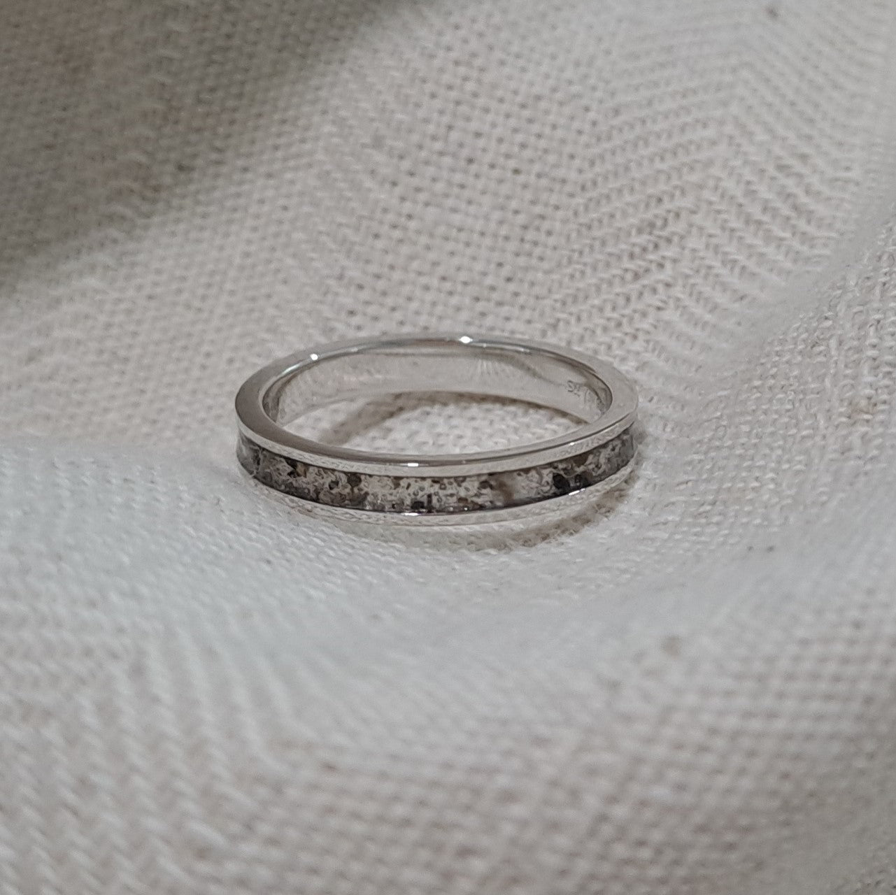 Gedenksieraad, ring 3 mm rondom zichtbaar gevuld met as of haar. De asring is leverbaar in zilver en in geelgoud/witgoud en roségoud.  Alle