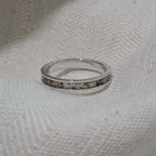 Gedenksieraad, ring 3 mm rondom zichtbaar gevuld met as of haar. De asring is leverbaar in zilver en in geelgoud/witgoud en roségoud.  Alle