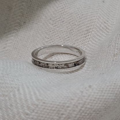 Gedenksieraad, ring 3 mm rondom zichtbaar gevuld met as of haar. De asring is leverbaar in zilver en in geelgoud/witgoud en roségoud.  Alle