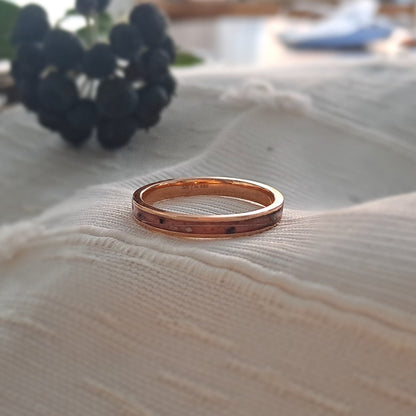 Gedenksieraad, ring 3 mm rondom zichtbaar gevuld met as of haar. De asring is leverbaar in zilver en in geelgoud/witgoud en roségoud.  Alle