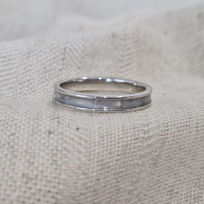 Gedenksieraad, ring 3 mm rondom zichtbaar gevuld met as of haar. De asring is leverbaar in zilver en in geelgoud/witgoud en roségoud.  Alle
