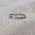 Gedenksieraad, ring 3 mm rondom zichtbaar gevuld met as of haar. De asring is leverbaar in zilver en in geelgoud/witgoud en roségoud.  Alle