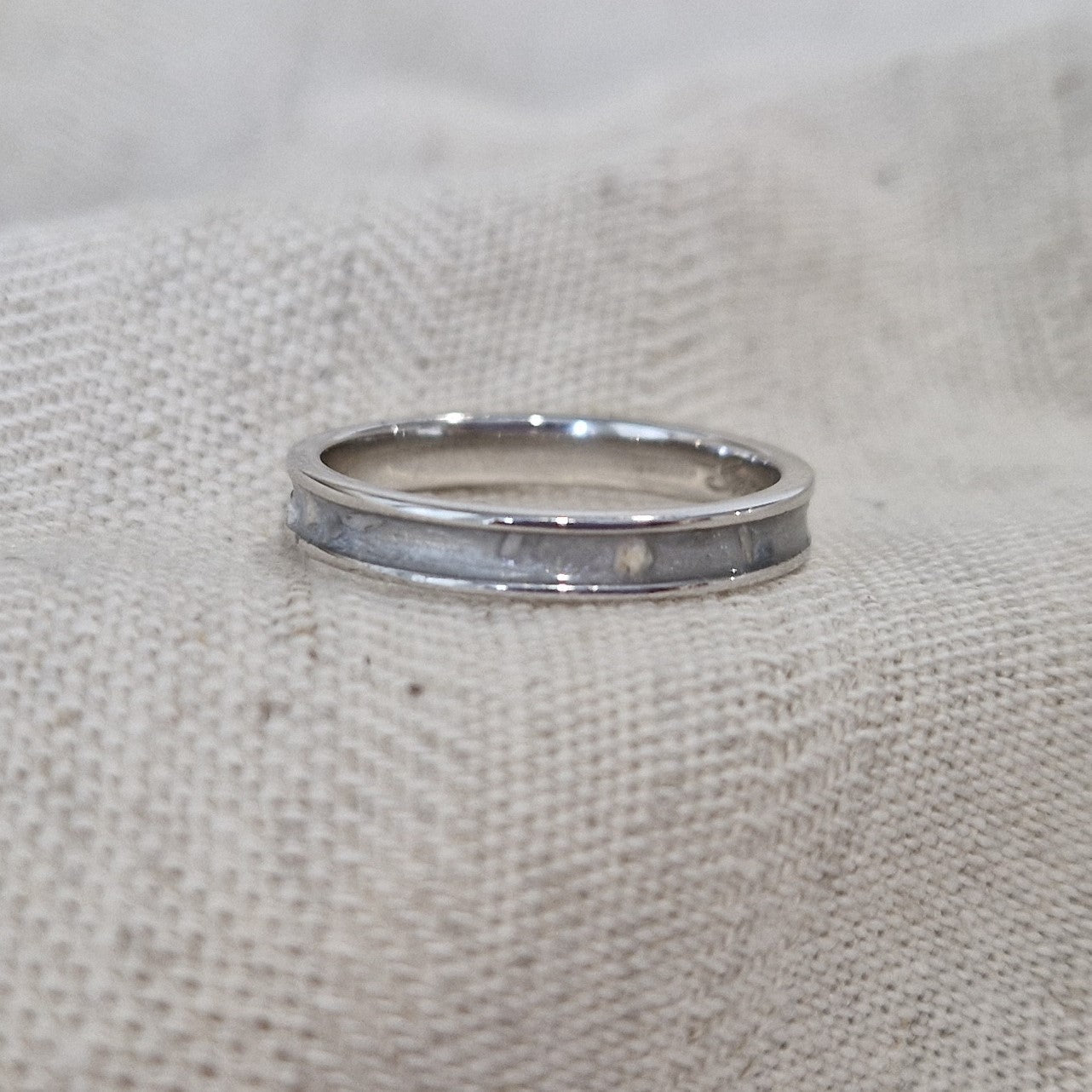 Gedenksieraad, ring 3 mm rondom zichtbaar gevuld met as of haar. De asring is leverbaar in zilver en in geelgoud/witgoud en roségoud.  Alle