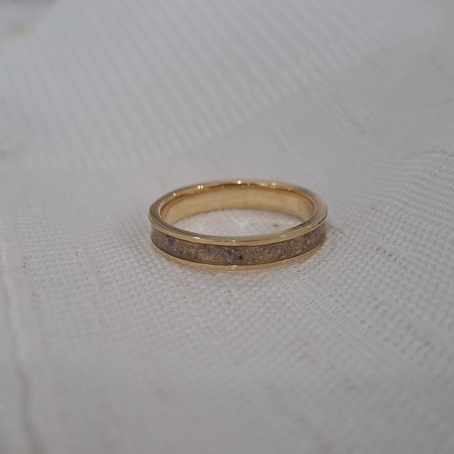 Gedenksieraad, ring 3 mm rondom zichtbaar gevuld met as of haar. De asring is leverbaar in zilver en in geelgoud/witgoud en roségoud.  Alle