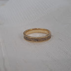 Gedenksieraad, ring 3 mm rondom zichtbaar gevuld met as of haar. De asring is leverbaar in zilver en in geelgoud/witgoud en roségoud.  Alle