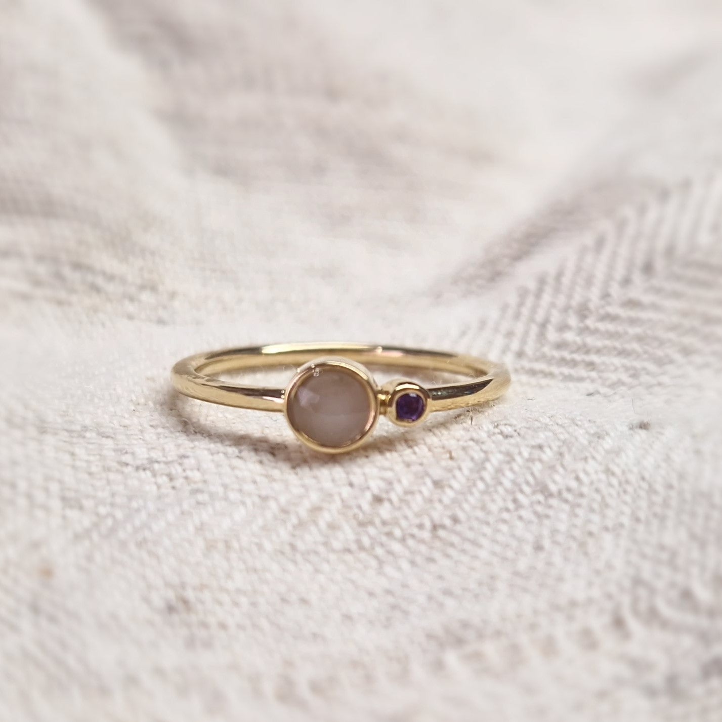 Gedenksieraad waarin een geboortesteen geplaatst wordt naar keuze. Het grotere ronde compartiment van 6 mm wordt zichtbaar gevuld met as,haar of moedermelk. alle