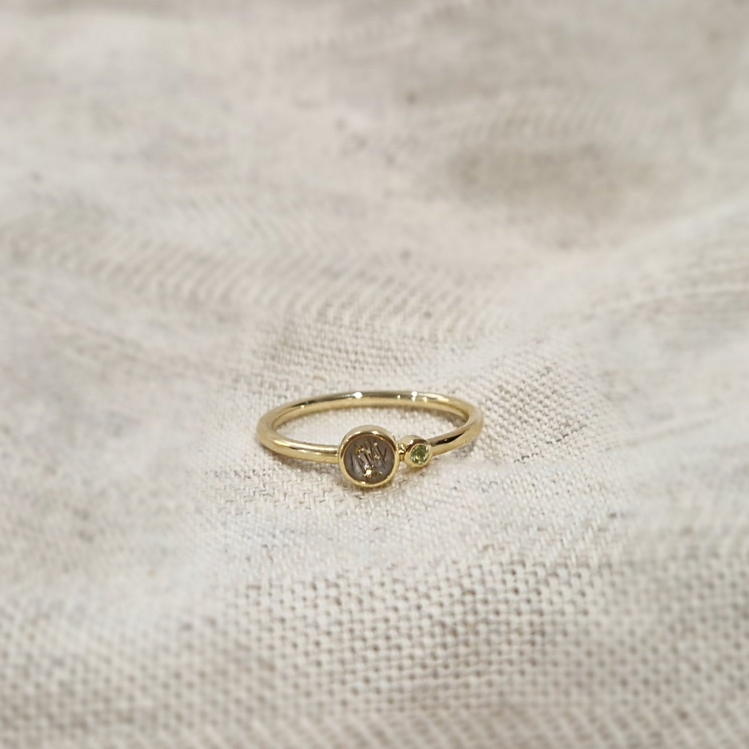 Gedenksieraad waarin een geboortesteen geplaatst wordt naar keuze. Het grotere ronde compartiment van 6 mm wordt zichtbaar gevuld met as,haar of moedermelk. alle