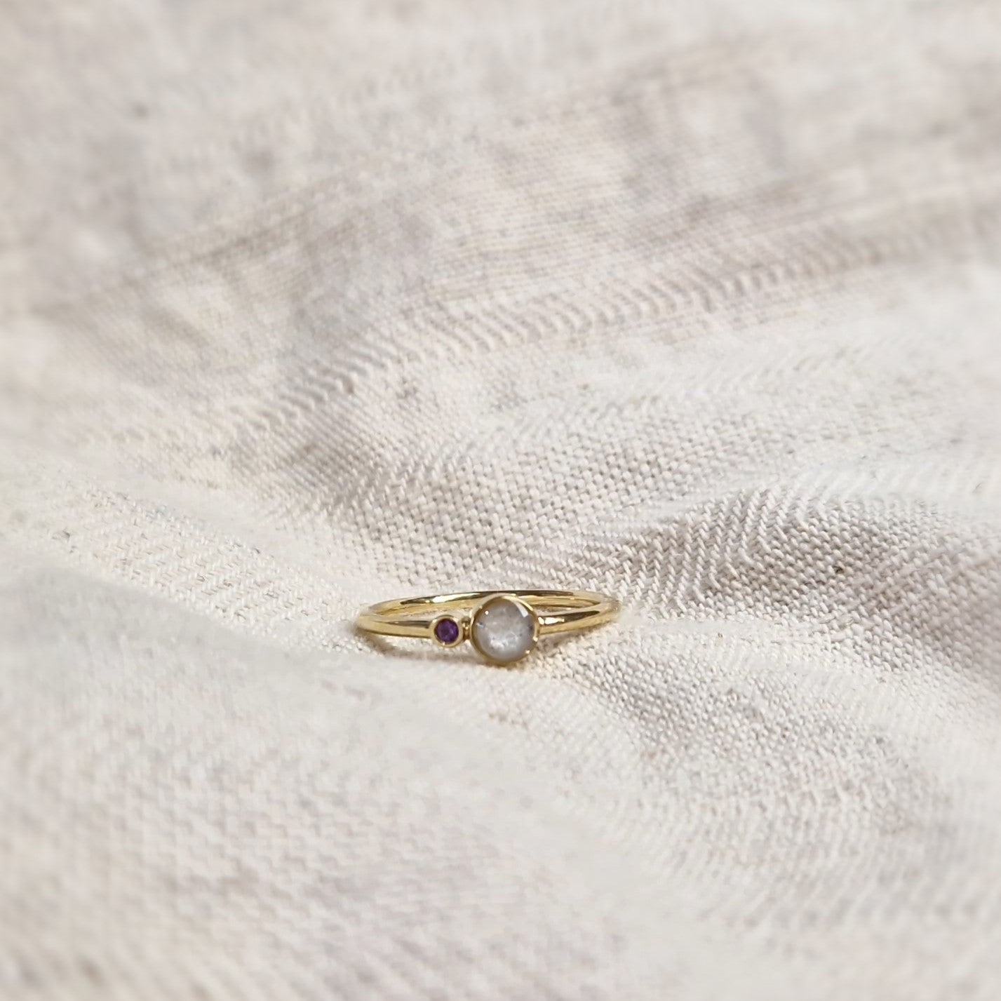 Gedenksieraad waarin een geboortesteen geplaatst wordt naar keuze. Het grotere ronde compartiment van 6 mm wordt zichtbaar gevuld met as,haar of moedermelk. alle