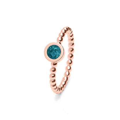 Diameter rondje: 6 mm, Ringband: 2 mm. Ring als gedenksieraad met een rondje er boven op , waar zichtbaar as of haar  in verwerkt wordt. Turquoise