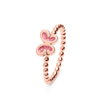 Afmeting gedenksieraden  vlinder: 8x6 mm, Ringband: 2 mm. Bolletjes ring met een vlinder er boven op , waar zichtbaar as of haar  in verwerkt wordt. Soft