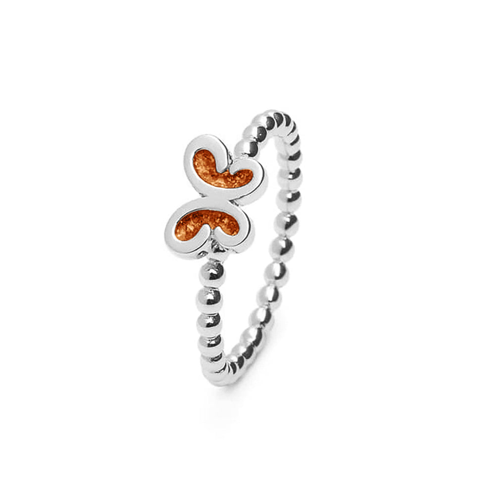 Afmeting gedenksieraden  vlinder: 8x6 mm, Ringband: 2 mm. Bolletjes ring met een vlinder er boven op , waar zichtbaar as of haar  in verwerkt wordt. Orange