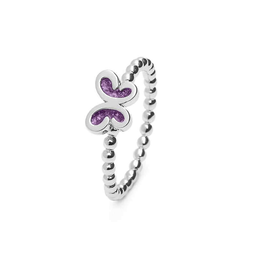 Afmeting gedenksieraden  vlinder: 8x6 mm, Ringband: 2 mm. Bolletjes ring met een vlinder er boven op , waar zichtbaar as of haar  in verwerkt wordt. Purple