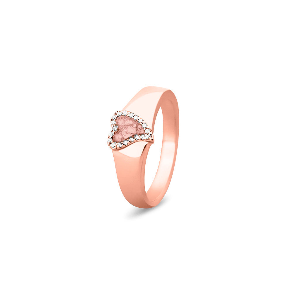 Gedenksieraad, gladde ring waar aan de bovenzijde zichtbaar as of haar verwerkt wordt in een hartje, rondom gezet met zirkonia's of diamanten naar keuze. blush