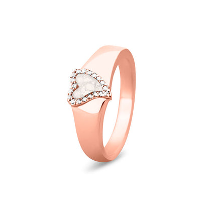 Gedenksieraad, gladde ring waar aan de bovenzijde zichtbaar as of haar verwerkt wordt in een hartje, rondom gezet met zirkonia's of diamanten naar keuze. White