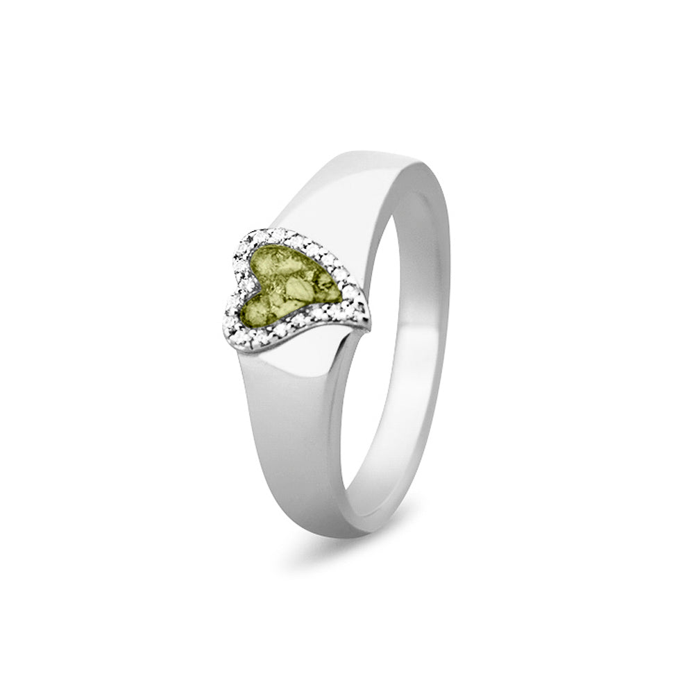 Gedenksieraad, gladde ring waar aan de bovenzijde zichtbaar as of haar verwerkt wordt in een hartje, rondom gezet met zirkonia's of diamanten naar keuze. Olive