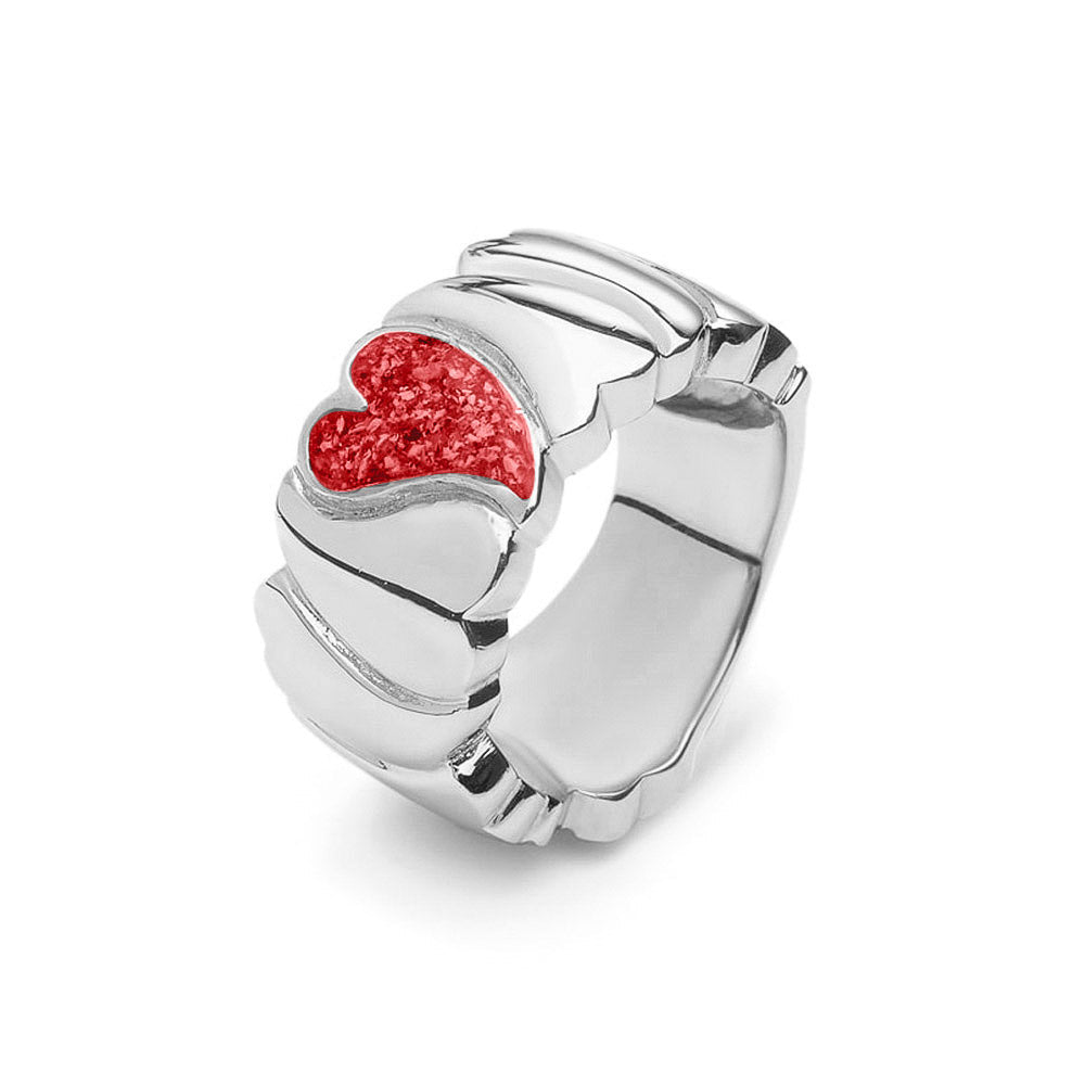 Ring 12 mm uit onze serie gedenksieraden, waar aan de bovenzijde zichtbaar as of haar verwerkt wordt in een hartje. Red