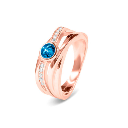 Gedenksieraad, creatieve ring 9 mm breed waar aan de bovenzijde zichtbaar as of haar verwerkt wordt in een deel van de ringband, een andere band is gezet met zirkonia's of diamanten naar keuze. Marine