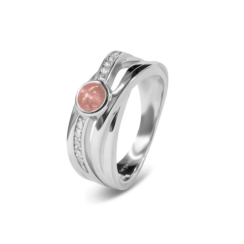 Gedenksieraad, creatieve ring 9 mm breed waar aan de bovenzijde zichtbaar as of haar verwerkt wordt in een deel van de ringband, een andere band is gezet met zirkonia's of diamanten naar keuze. Blush