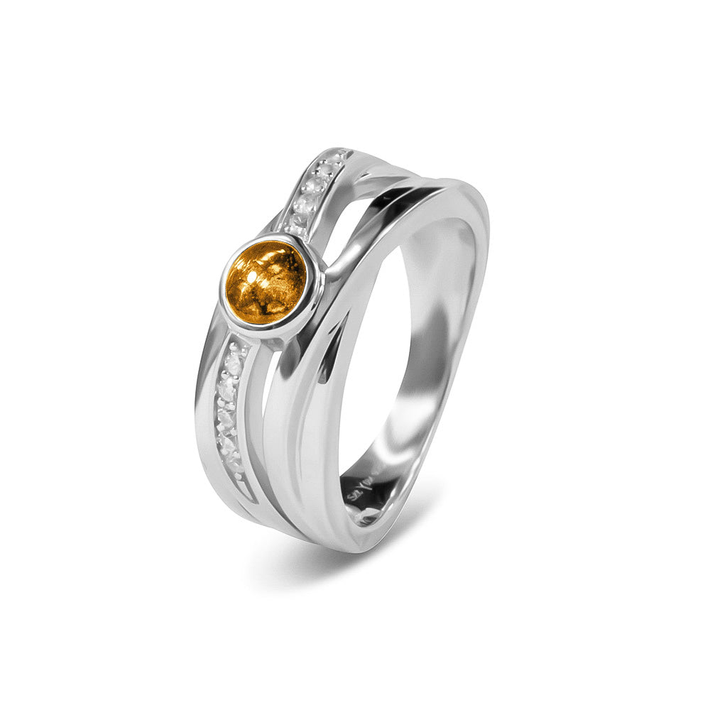 Gedenksieraad, creatieve ring 9 mm breed waar aan de bovenzijde zichtbaar as of haar verwerkt wordt in een deel van de ringband, een andere band is gezet met zirkonia's of diamanten naar keuze. Gold