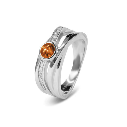 Gedenksieraad, creatieve ring 9 mm breed waar aan de bovenzijde zichtbaar as of haar verwerkt wordt in een deel van de ringband, een andere band is gezet met zirkonia's of diamanten naar keuze. Orange