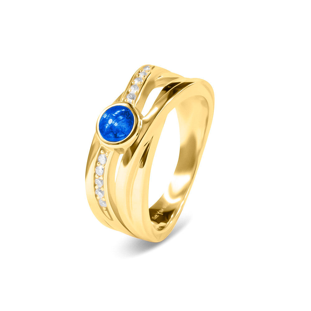 Gedenksieraad, creatieve ring 9 mm breed waar aan de bovenzijde zichtbaar as of haar verwerkt wordt in een deel van de ringband, een andere band is gezet met zirkonia's of diamanten naar keuze. Blue