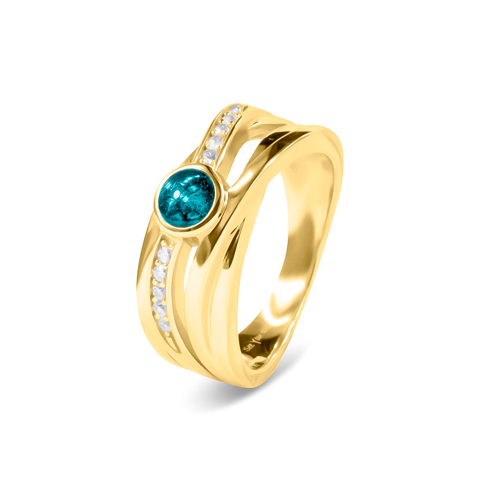 Gedenksieraad, creatieve ring 9 mm breed waar aan de bovenzijde zichtbaar as of haar verwerkt wordt in een deel van de ringband, een andere band is gezet met zirkonia's of diamanten naar keuze. Turquoise